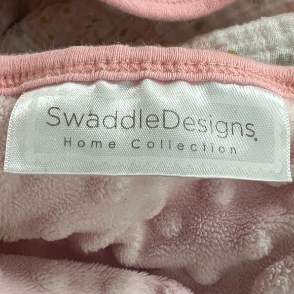 Swaddle Design Dual Sided Blanket, Muslin Cotton Crib‎ Sheet, and Onesies Bundle - Picture 9 of 12